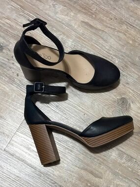 me too Black Ankle-Strap Block Heel with Wood-Look Platform